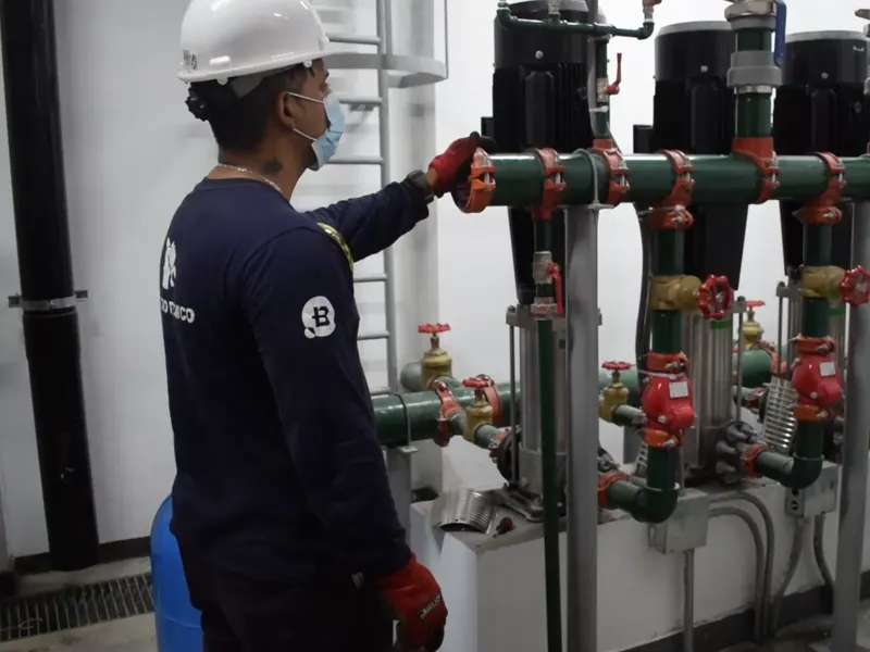 Técnico de Bonnett revisando las bombas del Proyecto Brasil