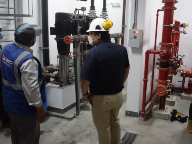 Revisión final del cuarto de bombas con el cliente