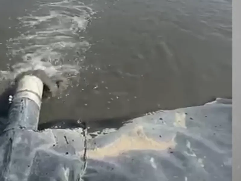 Descarga de agua en el reservorio