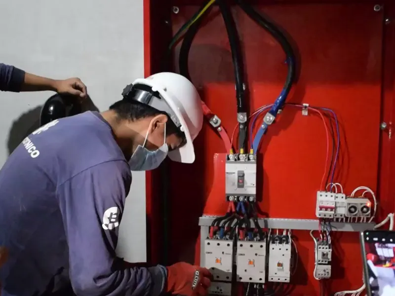 Técnico de Bonnett revisando el tablero de la bomba contra incendio