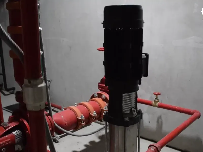 Bomba vertical y tuberías del sistema contra incendio