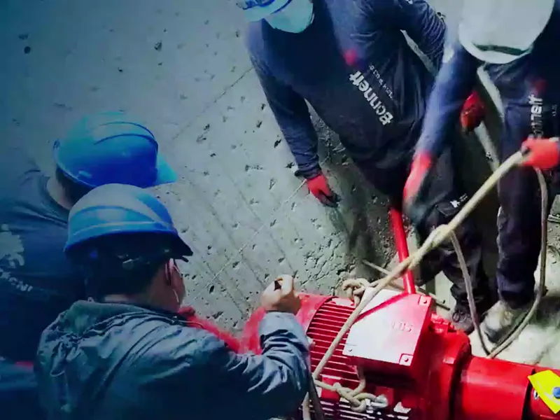 Técnicos de Bonnett montando una bomba contra incendio