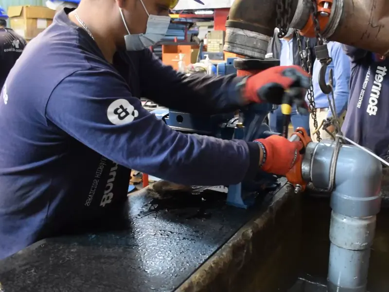 Mantenimiento de una electrobomba en el taller