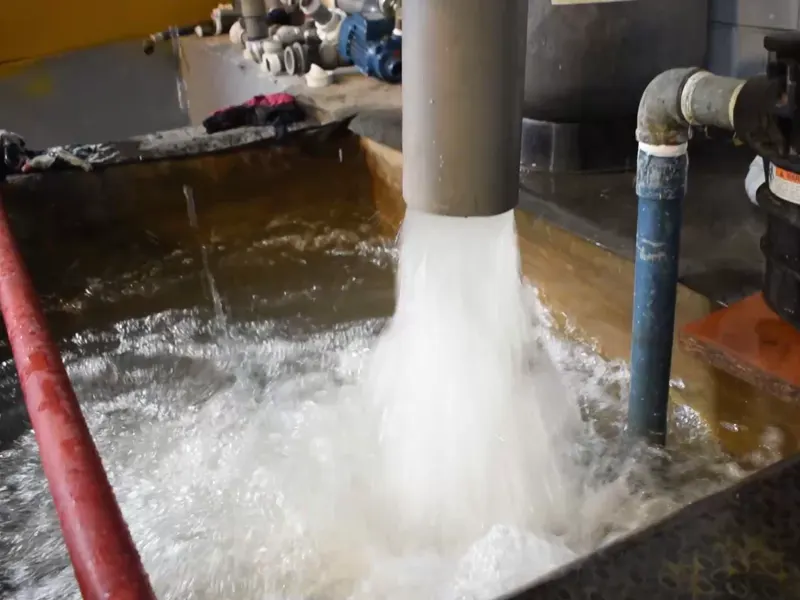 Prueba de una bomba con agua en el taller