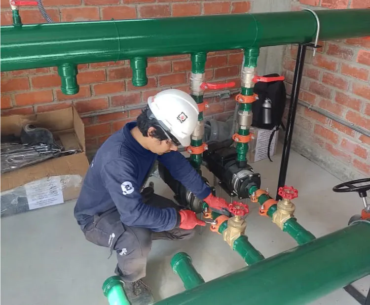 Instalación de una bomba de agua por técnicos de Bonnett
