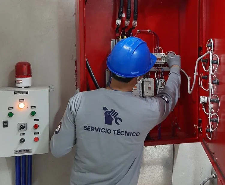 Técnico de Servicio Técnico Bonnett conectando un tablero de bombas