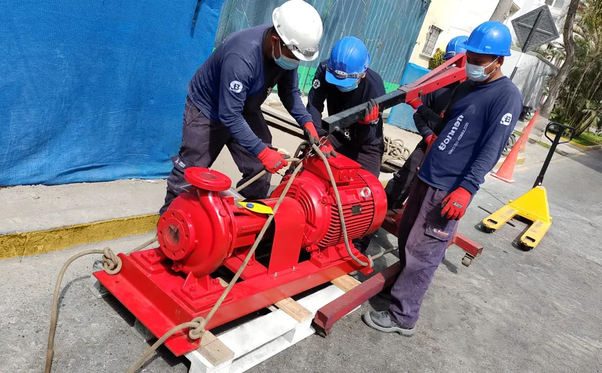 Técnicos de Bonnett montando una bomba contra incendio