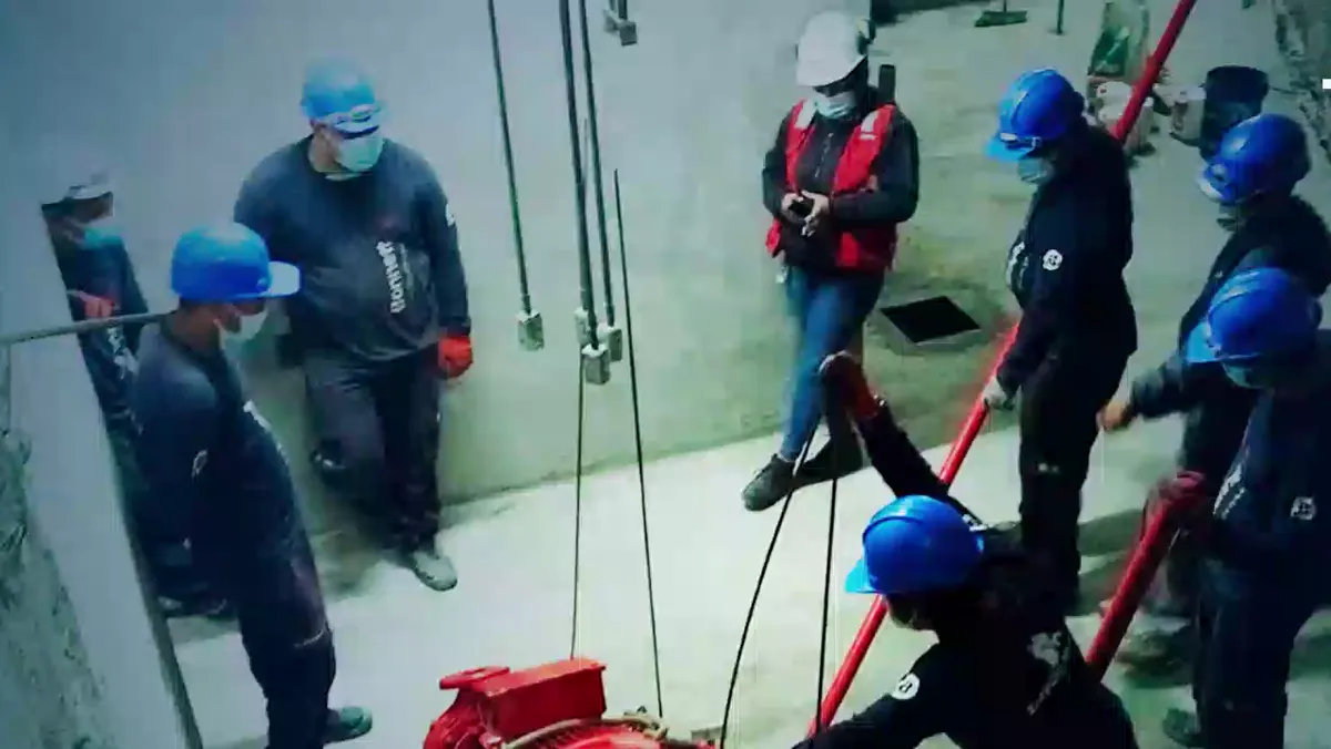 Montaje de una bomba contra incendio en el Proyecto Salazar