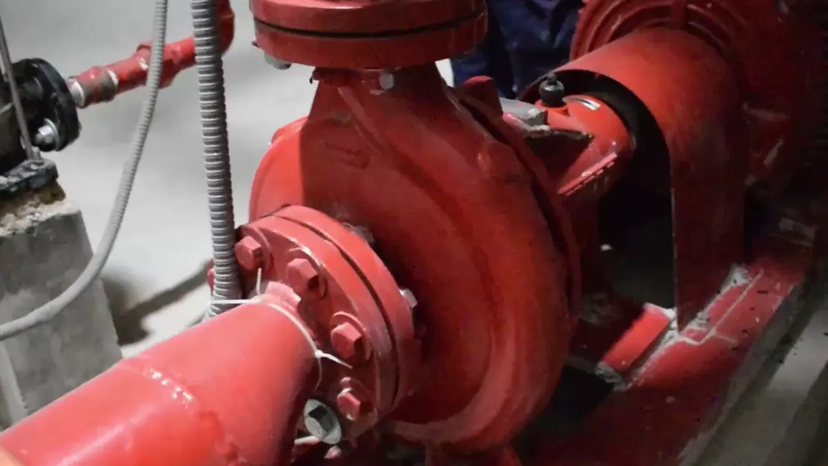 Bomba contra incendio y tuberías en el cuarto de bombas