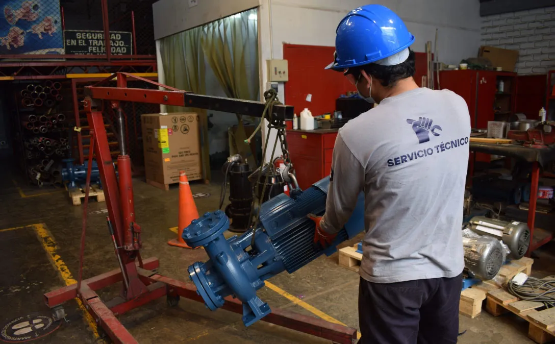 Técnico de Bonnett reparando una bomba de agua en el taller