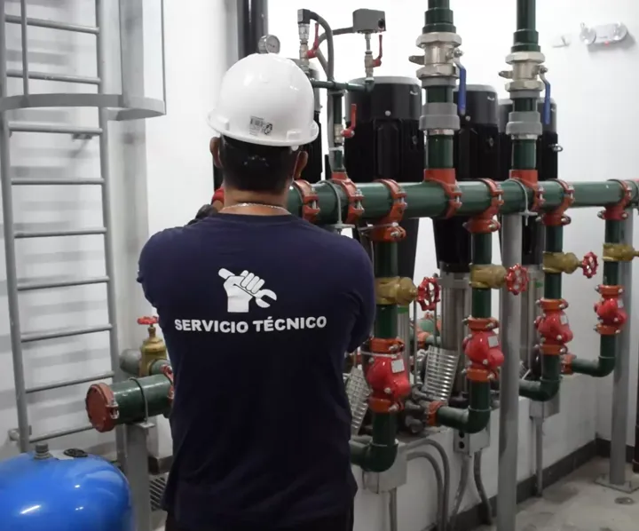 Técnico de Bonnett revisando las bombas de un edificio en Jesús María