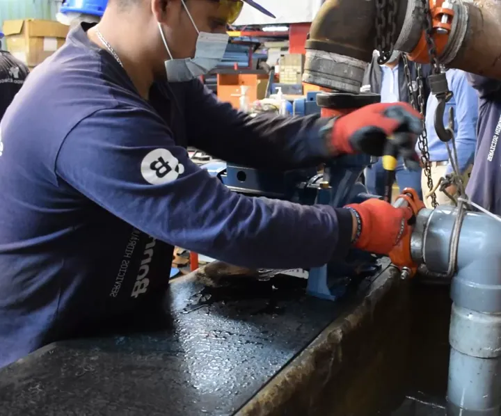 Técnico de Bonnett en el mantenimiento de una electrobomba de alto caudal